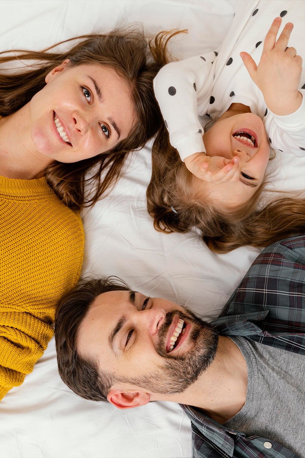 Familia feliz con habilidades parentales