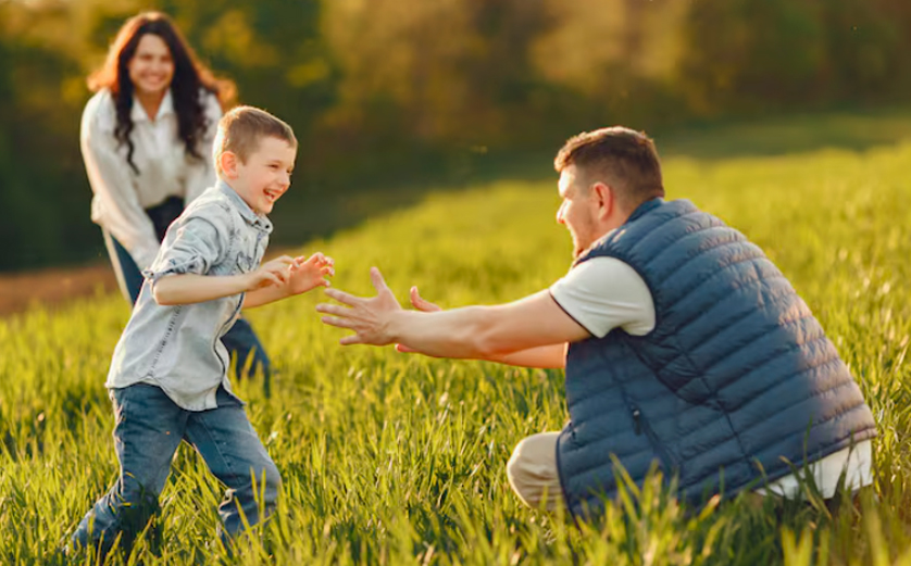 Padres e hijos jugando